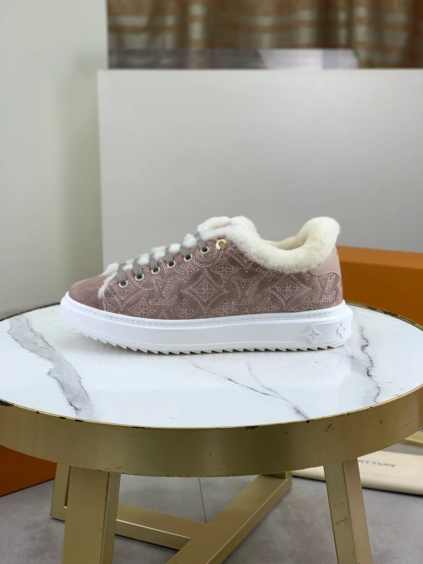Factory price P740 Wool lining 💶 Top version [LOUIS VUITTON] Couple 🧑‍🤝‍🧑 Craftsman style Counter series (original order) New style 🍀LV Louis Vuitton - top version LV classic high-top trendy shoes! Made of imported original craft calfskin, original warm wool lining, and original wear-resistant, lightweight, high-end TPU outsole! High quality products! 3️⃣ colors available, code numbers: female 35-39, male 39-44 (female 40, male 45 46 customized)